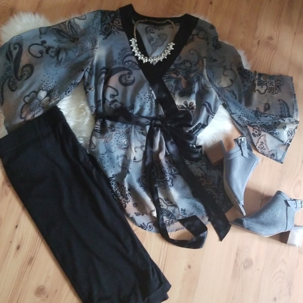 Sheer Daisy Fuentes kimono top